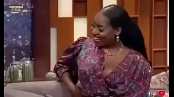 Cantora angolana Pé_rola deixa um dos seios a mostra na televisã_o