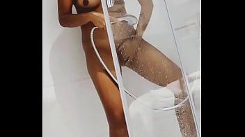 Novia se masturba en la ducha