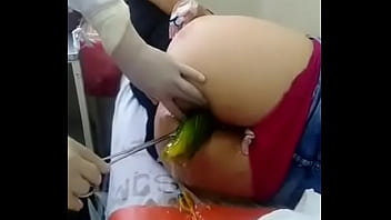 Medico le saca gran pepino atorado a morra del culo