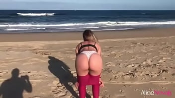 Gostosa se masturbando na casa de praia