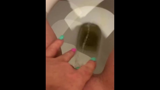 Podding and rubbing pussy