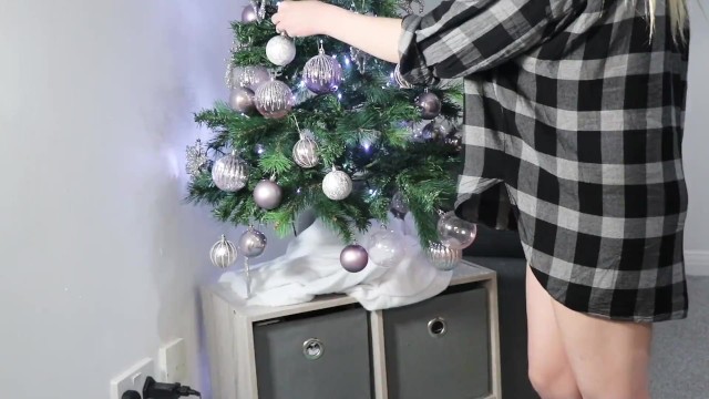 Christmas special pee desperation decoration the Christmas tree full bladder