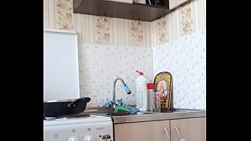 Perfect russian body dancing while cooking