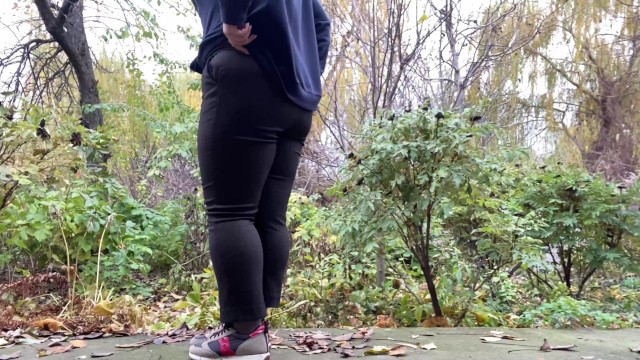 Pissing bbw on an evening walk in the autumn park