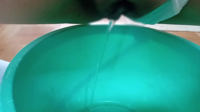 我慢できなくてバケツにパンツずらしておしっこ