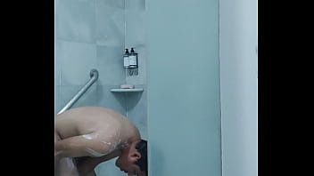Chico en la ducha
