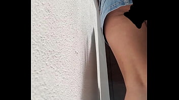 Upskirt micro falda subiendo escalera