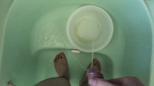 お風呂で桶に貯めながらおしっこ