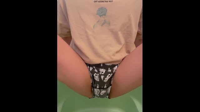 Pissing scene of a cute man! The sound of a large amount of overflowing pee is crazy