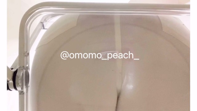 【透明椅子で撮影の待機中におもらし】#omorashi #peeaccident #desperation wetting #pee desperation
