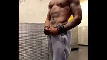 Handsomedevan hits the gym