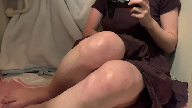 ゲームに夢中でおしっこを我慢し続けた結果...