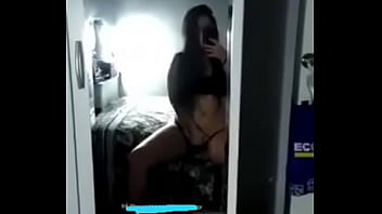 Peruana gorditase masturba frente a espejo