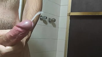 Masturbando mientras tomo un bañ_o