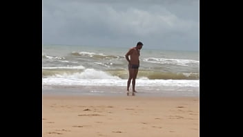 Gostosã_o ajeitando a mala na praia de Pontal do ipiranga 01