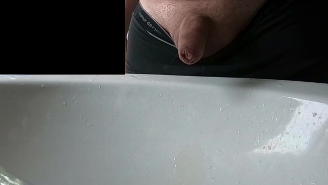 That Guy takes a Big Piss in Sink