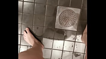 Hot wife needs to pee, take the shower