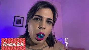 A menina trans Emma Ink brinca com o seu plug anal