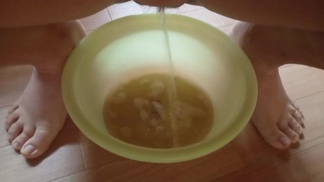 半日以上我慢してから放出した茶色いおしっこ