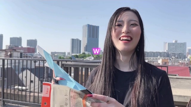 【中文字幕】在可灌500ml尿尿的大容量携带式洗手间里打飞机!? 幸亏有单人帐篷，所以在户外也可以露出呢...💕日本女孩,手交,Miki姐