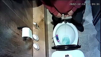 Spy cam - pissing in public toalett