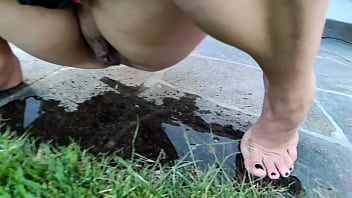 GIRL PEEING ON BEAUTIFUL TOES. I was standing in my own pee while pissing ony own feet