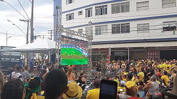 A bombeira se empolgou e mostrou os peitos no terceiro gol do Brasil