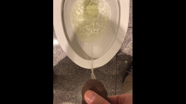 しまむらのトイレの個室で放尿しました。