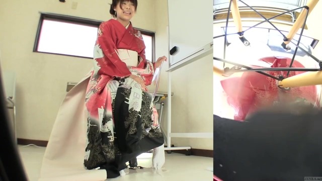 Subtitled Japanese kimono pee desperation failure in HD