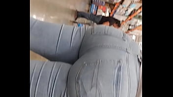 Huge round ass in public
