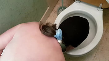 Esclave F humiliation dans les WC, esclave pissotiè_re et nettoyeuse