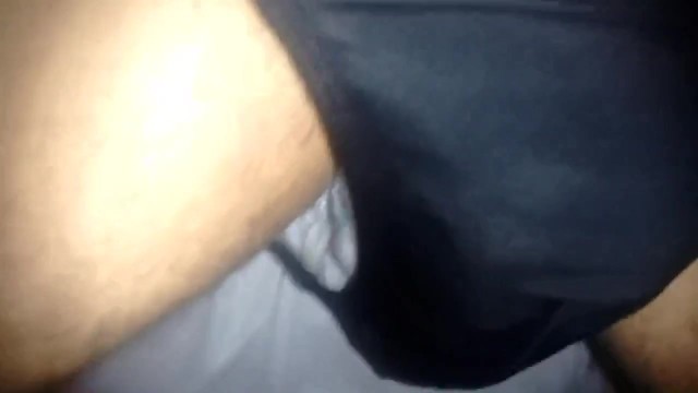 Orinando mi pañal y toquecitos en la verga que me produce dos orgasmos