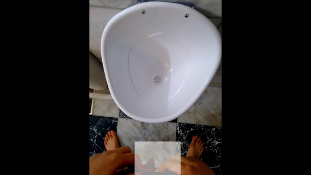 小便器でおしっこ