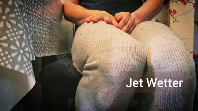 Desperately soaking (m)y thermals while having lunch! Pee wetting
