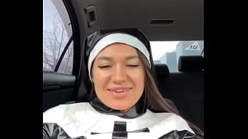 Sexy Nonne im Auto Halloween Show