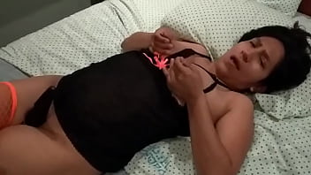 Masturbá_ndome con mi wand mojando toda la cama